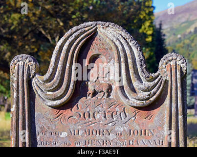 Grabstein mit Lamm und Fahne Design. Kirche von Saint Patrick. Patterdale, Nationalpark Lake District, Cumbria, England, Großbritannien Stockfoto