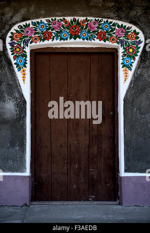 Blumenschmuck an der Fassade eines typischen Holzhauses im Dorf Zalipie in polen Stockfoto