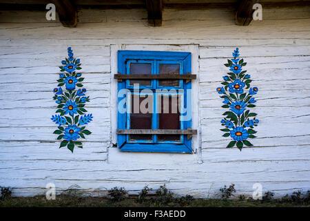 Blumenschmuck an der Fassade eines typischen Holzhauses im Dorf Zalipie in polen Stockfoto