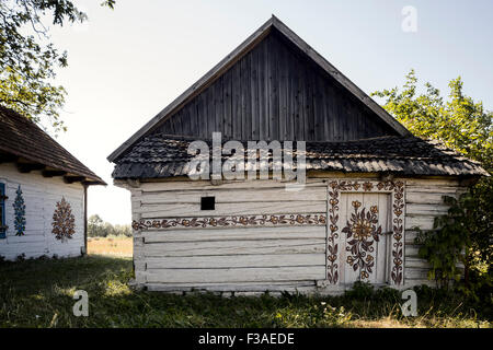 Blumenschmuck an der Fassade eines typischen Holzhauses im Dorf Zalipie in polen Stockfoto