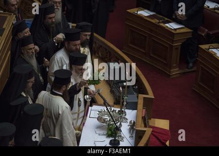 Athen, Griechenland. 3. Oktober 2015. M/s nehmen den Eid vor dem Erzbischof von Griechenland Hieronymos II. Das neue griechische Parlament wurde nach dem offiziellen Verfahren nach der 20. September-nationale vereidigt Wahlen. Bildnachweis: Nikolas Georgiou/ZUMA Draht/Alamy Live-Nachrichten Stockfoto