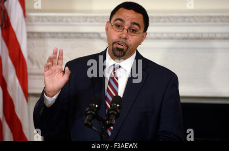 Washington, DC. 2. Oktober 2015. Vereinigten Staaten stellvertretende Bildungsministerin John B. King Jr., ehemaliger Staat Superintendent in New York, spricht im Rahmen einer Veranstaltung zu verkünden, dass US-Bildungsminister Arne Duncan sein Amt zurücktreten wird und König ihn im Dezember in der State Dining Room des weißen Hauses 2. Oktober 2015 in Washington, DC ersetzt. Bildnachweis: Olivier Douliery/Pool über CNP - NO WIRE SERVICE - © Dpa/Alamy Live-Nachrichten Stockfoto