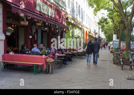 Bunte Geschäfte und Restaurants auf der Bergmannstraße in Kreuzberg, Berlin, Deutschland Stockfoto