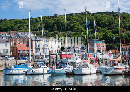 Yachten in Scarborough Harborough gefesselt Stockfoto