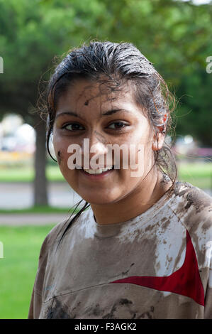 Teilnehmer an den 5 k ziemlich schlammig-Rennen für das Leben zugunsten der Krebs Forschung uk in Southsea England uk Stockfoto
