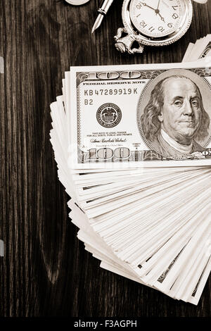 Dollar Geld Banknoten auf hölzernen Hintergrund Stockfoto