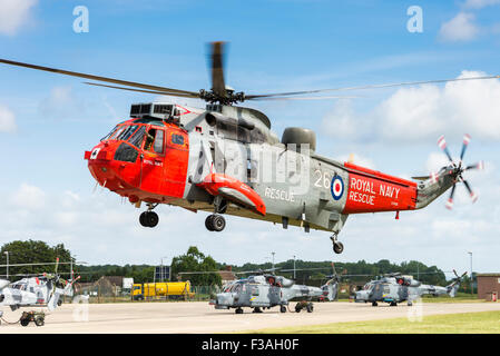 Royal Navy Westland Sea King HU5 Suche und Rettung Hubschrauber schwebt Stockfoto