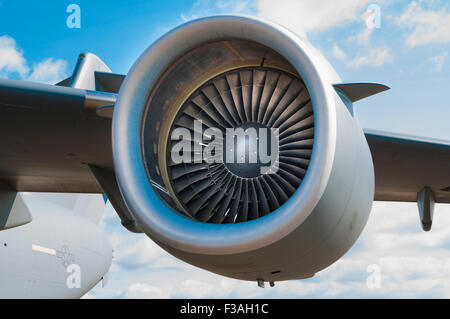 Zulauf von den äußeren Backbord-Motor auf eine McDonnell Douglas/Boeing c-17 Globemaster III, zeigt den Lüfterflügel und spinner Stockfoto