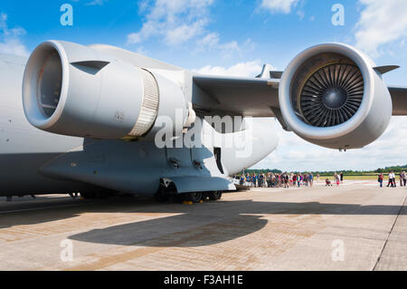 Die zwei Hafen Motoren von einer McDonnell Douglas/Boeing c-17 Globemaster III mit dem inneren Motor für Schubumkehr konfiguriert Stockfoto