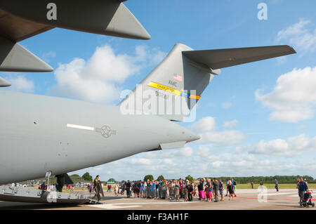 Ende einer McDonnell Douglas/Boeing c-17 Globemaster III überragt Zuschauer an RNAS Yeovilton Air Tag 2015 Stockfoto