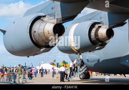 Die zwei Hafen Motoren von einer McDonnell Douglas/Boeing c-17 Globemaster III mit dem inneren Motor für Schubumkehr konfiguriert Stockfoto