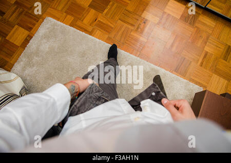 Man Verband stehen im Schlafzimmer, Dressing, Hose anziehen, erste Personenansicht. Selbst POV Stockfoto