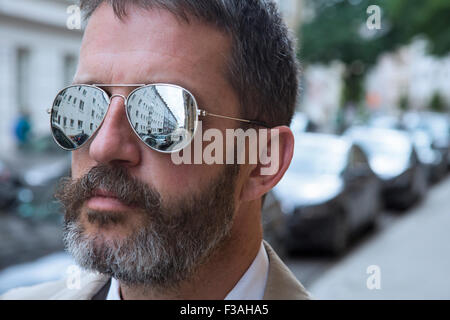 Porträt des Kaufmanns stehen auf der Straße mit Sonnenbrille Stockfoto