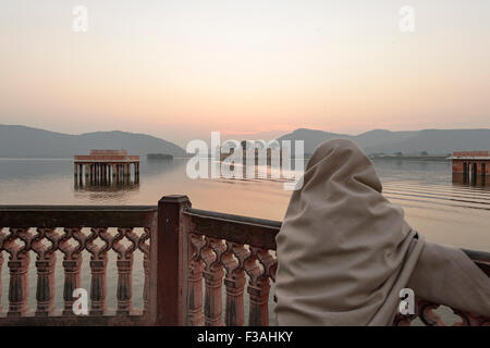 Schönen Sonnenaufgang bei Jal Mahal Wasserpalast in Jaipur, Indien. Stockfoto