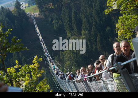 Geierley Canyon zwischen Moersdorf und Sosberg, Deutschland. 3. Oktober 2015. Die ersten Besucher überqueren der neu errichteten Geierlay Hängeseilbrücke über die Geierley-Schlucht zwischen Moersdorf und Sosberg, Deutschland, 3. Oktober 2015. Die Brücke überspannt 360 Meter in der Länge und 90 Meter in der Höhe, so dass es Deutschlands längste Hängeseilbrücke. Foto: THOMAS FREY/Dpa/Alamy Live News Stockfoto