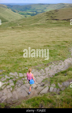 Weibliche Walker Abstieg vom Kinder Scout in Richtung Jacobs Ladder, Peak District, Derbyshire Stockfoto