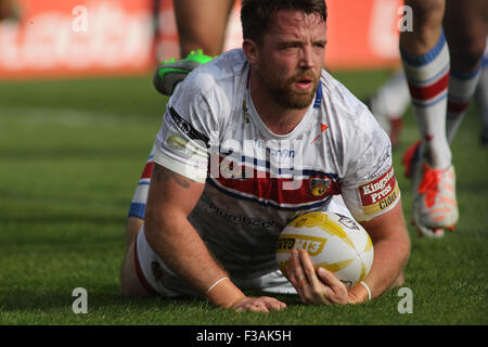 Belle Vue-Stadion, Wakefield, UK, 3. Oktober 2015. Wakefield V Bradford Bulls Super 8 s Qualifying Final "Million Pound Game" Danny Kirmond von Wakefield punktet beim Versuch gegen Bradford Bulls Copyright Steve Gaunt/Touchlinepics/Alamy Live News Stockfoto