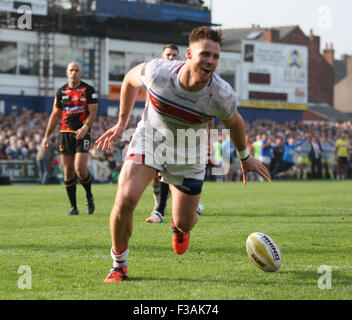 Belle Vue-Stadion, Wakefield, UK, 3. Oktober 2015. Wakefield V Bradford Bulls Super 8 s Qualifying Final "Million Pound Game" Anthony Mullally Wakefield Punkten beim Versuch gegen Bradford Bulls Copyright Steve Gaunt/Touchlinepics/Alamy Live News Stockfoto