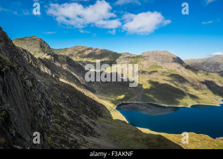 Llyn Llydaw, Snowdon und Crib Goch gesehen von den Klippen von Lliwedd im Snowdonia National Park, Wales Stockfoto