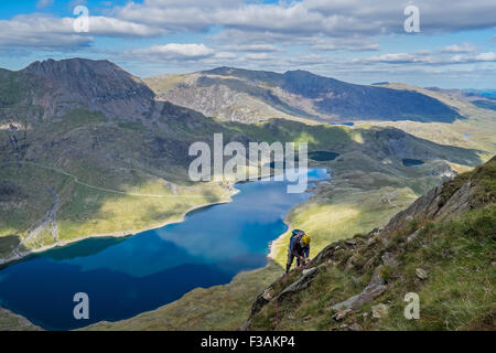 Pensionierter Mann Klettern auf Lliwedd, Teil des Massivs Snowdon, Wales. Die Route ist Lawine/rote Wand / Longlands Fortsetzung Stockfoto