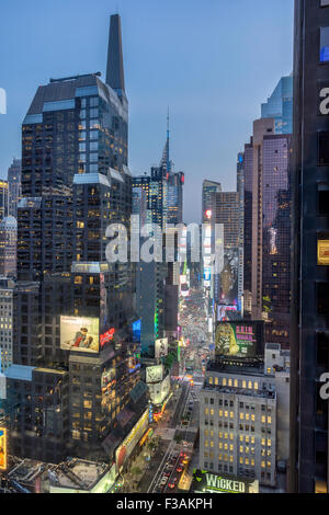 Times Square in New York City mit Morgan Stanley Gebäude im Vordergrund Stockfoto