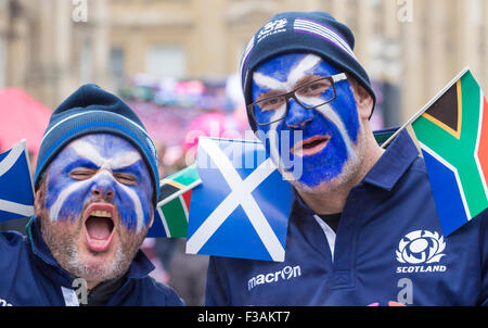 Newcastle, UK. 3. Oktober 2015. Eine tolle Atmosphäre wie Fans in und um die Fanzone in Newcastle City Centre vor den Samstag Spiel zwischen Südafrika und Schottland sammeln als Fans im Zentrum der Stadt versammeln. Abgebildet ist. Schottland Fans eine Stunde vor Kick off Stockfoto