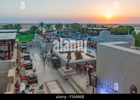 Sonnenuntergang über der Wüste von Dubai gesehen von der Al Sarab Rooftop Lounge bei Bab Al Shams Resort Stockfoto