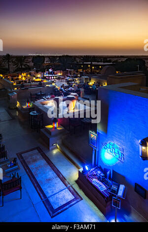 Sonnenuntergang über der Wüste von Dubai gesehen von der Al Sarab Rooftop Lounge bei Bab Al Shams Resort Stockfoto