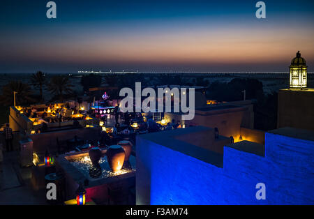 Sonnenuntergang über der Wüste von Dubai gesehen von der Al Sarab Rooftop Lounge bei Bab Al Shams Resort Stockfoto