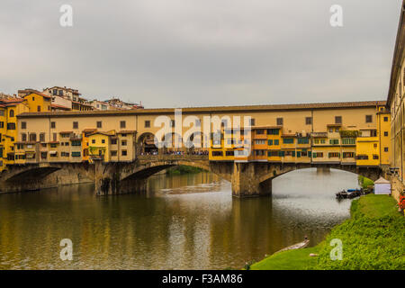 Der Ponte Vecchio (alte Brücke) in Florenz, Italien Stockfoto