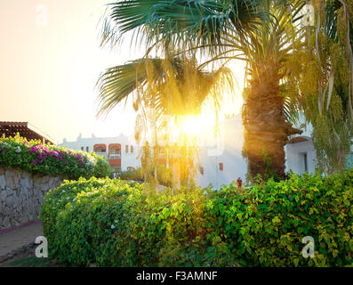 Hellen Sonnenaufgang über Resorthotel in Ägypten Stockfoto