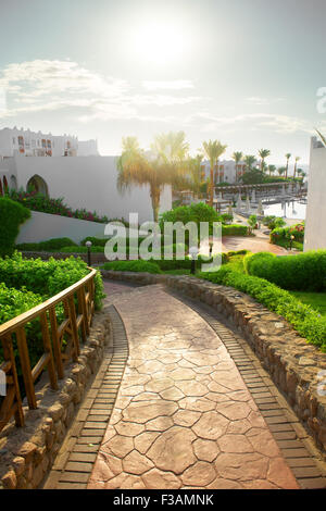 Straße zum Schwimmbad in ägyptischen Hotels Stockfoto