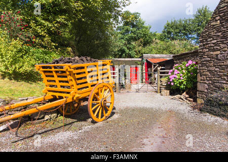 Torf beladenen Bauernhof Warenkorb Molly Gallivans traditionelle irische Farm zwischen Kenmare und Südirland Glengarriff Stockfoto