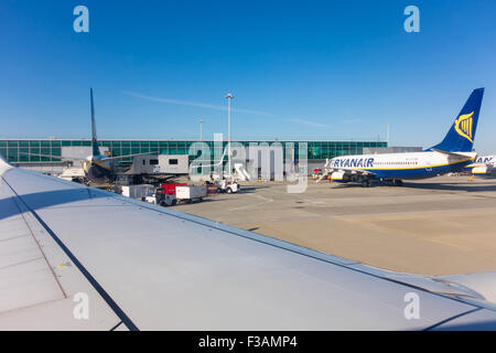 Stansted Airport Ryanair Beoing 737 warten auf Passagiere Stockfoto