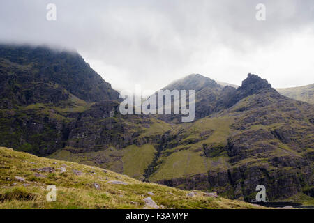 Blick auf Coomcallee Glen zwischen Carrauntoohil und Beenkeragh von Hexen Glen mit Hags Zahn Rock in MacGillycuddy Reeks, Irland Stockfoto