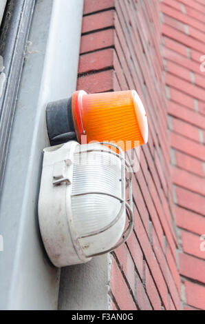 Zwei Lichtsignale an die Fassade von einem Gebäude Stockfoto