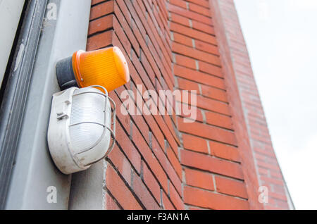 Zwei Lichtsignale an die Fassade von einem Gebäude Stockfoto