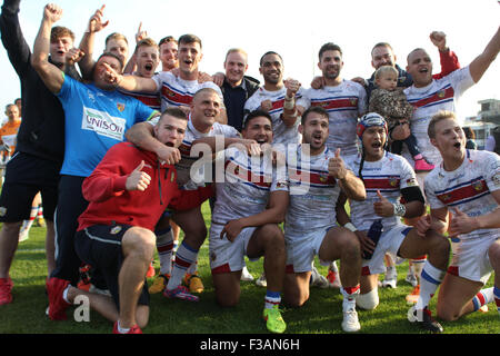 Belle Vue-Stadion, Wakefield, UK, 3. Oktober 2015. Wakefield V Bradford Bulls Super 8 s Qualifying Final "Million Pound Game" Wakefield feiern den Sieg über Bradford Stiere und dort überleben weiterhin in der ersten Utility Super League in 2016 Copyright Steve Gaunt/Touchlinepics/Alamy Live News Stockfoto