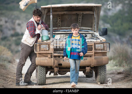 Ein perfekter Tag ist ein 2015 spanischen Drama Film geschrieben und Regie: Fernando León de Aranoa. Es basiert auf dem Roman "Dejarse Llover" von Paula Farias.  Dieses Foto ist nur zu redaktionellen Zwecken und unterliegen dem Copyright von der Filmgesellschaft und/oder der Fotograf von dem Film oder der Firma zugeordnet und kann nur durch Veröffentlichungen im Zusammenhang mit der Förderung der oben genannten Film reproduziert werden. Eine obligatorische Gutschrift auf die Filmgesellschaft ist erforderlich. Der Fotograf sollte auch angerechnet werden, wenn bekannt. Stockfoto