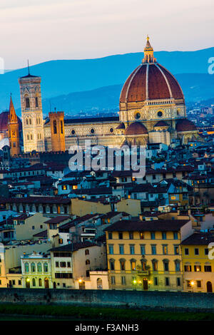 Florenz, im Hochformat der Innenstadt mit Kathedrale Santa Maria del Fiore und Brunelleschi-Kuppel Stockfoto