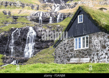 Traditionelles Haus mit Rasen Dach in Saksun, Färöer Inseln Stockfoto