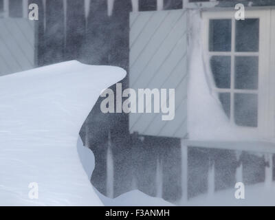 Schnee driftet Build up gegen eine Berghütte in Norwegen Stockfoto