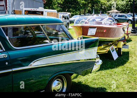 1957 Chevrolet BelAir Nomad, Abschleppen 1957 Wirbelwind aus Holz Schnellboot, Chesapeake Bay Maritime Museum, St. Michaels, Maryland Stockfoto