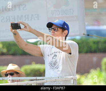 Johnny Knoxville und Naomi Nelson nehmen Sie ihre Kinder Rocko und Arlo Clapp in der Bauern-Markt-Featuring: Johnny Knoxville wo: Los Angeles, California, Vereinigte Staaten von Amerika bei: 2. August 2015 Stockfoto