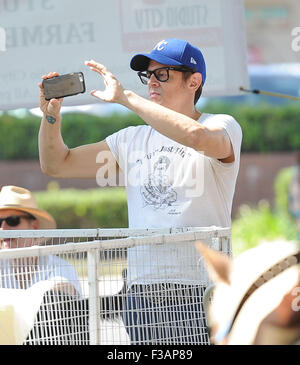 Johnny Knoxville und Naomi Nelson nehmen Sie ihre Kinder Rocko und Arlo Clapp in der Bauern-Markt-Featuring: Johnny Knoxville wo: Los Angeles, California, Vereinigte Staaten von Amerika bei: 2. August 2015 Stockfoto