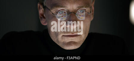 Steve Jobs ist ein 2015 amerikanischen biographischen Drama Film basiert auf dem Leben von Apple Inc. Gründer Steve Jobs, starring Michael Fassbender in der Titelrolle.   Dieses Foto ist nur zu redaktionellen Zwecken und unterliegen dem Copyright von der Filmgesellschaft und/oder der Fotograf von dem Film oder der Firma zugeordnet und kann nur durch Veröffentlichungen im Zusammenhang mit der Förderung der oben genannten Film reproduziert werden. Eine obligatorische Gutschrift auf die Filmgesellschaft ist erforderlich. Der Fotograf sollte auch angerechnet werden, wenn bekannt. Stockfoto