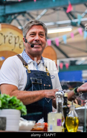 Belfast, Nordirland. 3. Oktober 2015 - John Torode von BBC Masterchef gibt eine Koch-Demonstration, gesponsert von McGuigans Weine Credit: Stephen Barnes/Alamy Live News Stockfoto