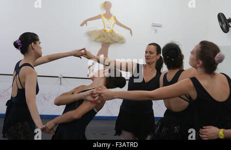 Sao Paulo. 30. Sep, 2015. Bild aufgenommen am 30. September 2015 zeigt brasilianische Tänzerin Fernanda Bianchini, 35, (R), Aufsicht über eine Praxis bei der Association of Ballet und Kunst für Blinde, in Sao Paulo, Brasilien. Das Ballett wurde von Lehrer Fernanda Bianchini, der vor 20 Jahren gegründet, als sie anfing zu lehren, klassisches Ballett für Blinde. Derzeit sind die Klassen auch offen für Menschen mit anderen Behinderungen und die Minderheit Menschen ohne Behinderungen. © Rahel Patras/Xinhua/Alamy Live-Nachrichten Stockfoto