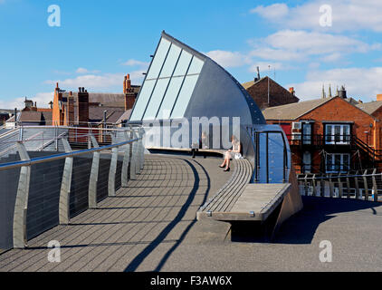 Zwei junge Frauen, die entspannend auf der Skala Lane Brücke, Kingston upon Hull, East Riding of Yorkshire, England UK Stockfoto