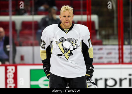 Pittsburgh Penguins rechten Flügel Patric Hornqvist (72) während des NHL-Spiels zwischen den Pittsburgh Penguins und den Carolina Hurricanes in der PNC-Arena. Die Carolina Hurricanes gegen die Pittsburgh Penguins 2-1. Stockfoto